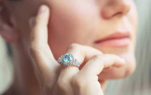 Beautiful Woman Wearing Gorgeous Ring — Stock Photo, Image