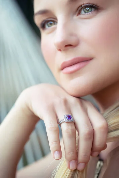 Mooie vrouw met ring aan vinger — Stockfoto