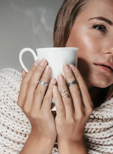 Hübsche Frau mit Tasse Kaffee — Stockfoto