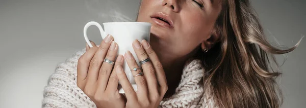 Linda mulher bebendo chá — Fotografia de Stock