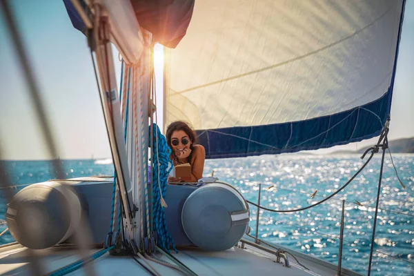 Mulher bonita no barco à vela — Fotografia de Stock