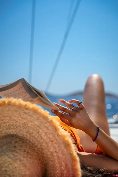 Libro di lettura sullo yacht — Foto Stock