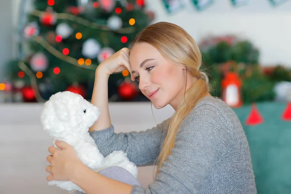 Trevlig kvinna nära julgran — Stockfoto