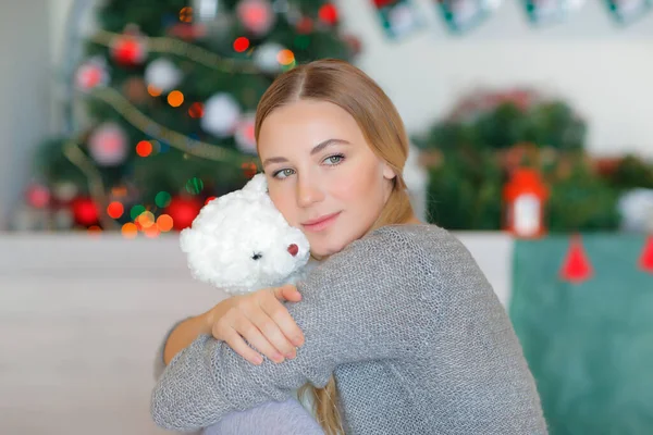 Nette Frau in der Nähe des Weihnachtsbaums — Stockfoto