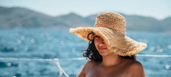 Mooie vrouw op zeilboot — Stockfoto