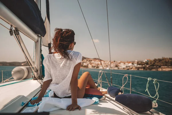 Genieten van vakantie op zeilboot — Stockfoto