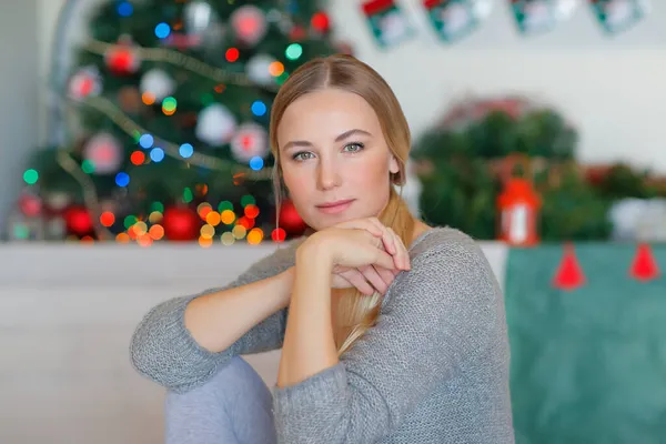 Trevlig kvinna på julafton — Stockfoto