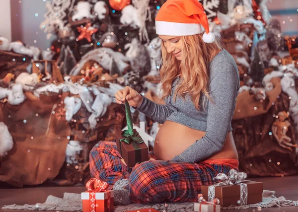 Mujer embarazada en Nochebuena —  Fotos de Stock