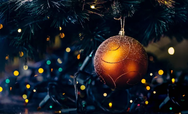 Hängespielzeug am Weihnachtsbaum — Stockfoto