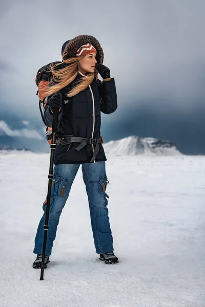 아이슬란드를 여행하는 여자 — 스톡 사진