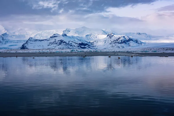 Glacial sjö med isberg — Stockfoto