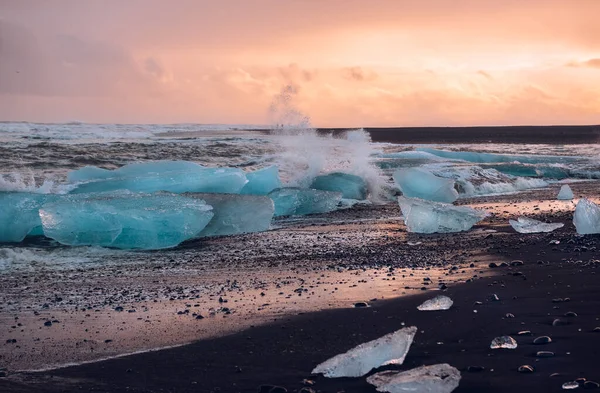 Playa negra con icebergs — Foto de Stock