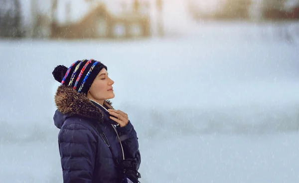 Feminino desfrutando queda de neve — Fotografia de Stock