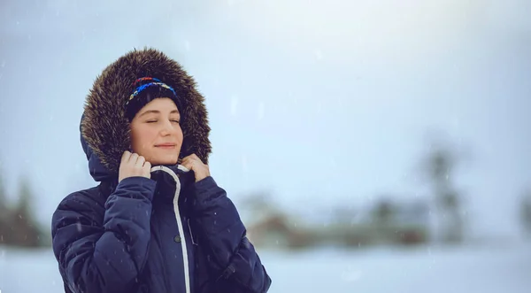 Vrouw Genieten van Sneeuwval — Stockfoto