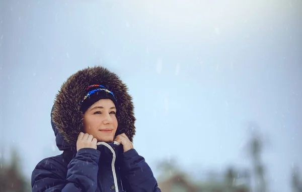 Mulher bonita desfrutando de inverno — Fotografia de Stock