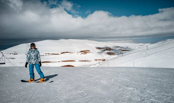 Šťastná žena na snowboardu — Stock fotografie