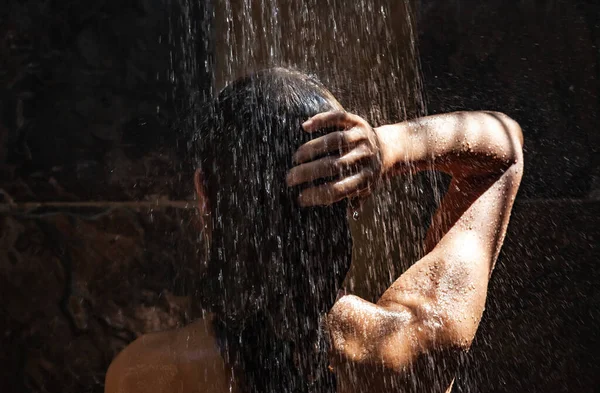 Élvezi a trópusi zuhany — Stock Fotó