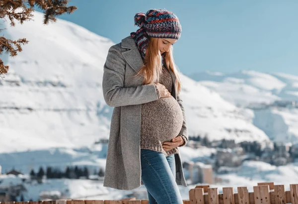 Mutlu Hamile Kadın Kışın tadını çıkarıyor — Stok fotoğraf