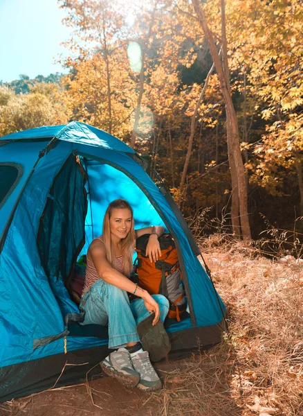 Mulher viajante no acampamento — Fotografia de Stock