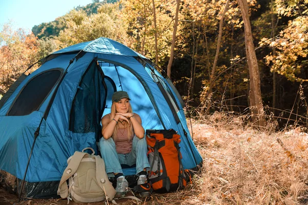 Menina bonita no acampamento de verão — Fotografia de Stock