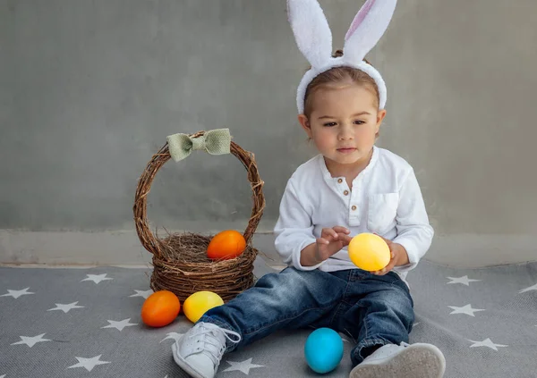 Šťastné dítě na Velikonoční den — Stock fotografie