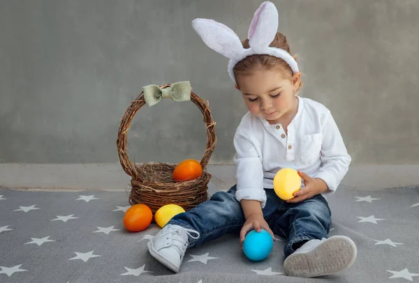 Happy Kid brinca com ovos de Páscoa coloridos — Fotografia de Stock