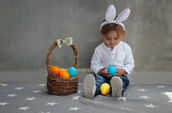 Veselý velikonoční zajíček s barevnými vejci — Stock fotografie