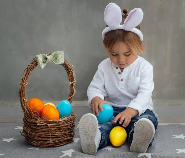 Šťastný chlapeček s velikonočními vejci — Stock fotografie