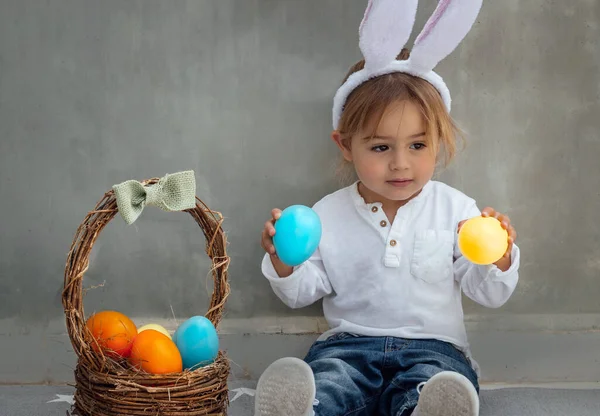 Bambino felice con uova di Pasqua — Foto Stock