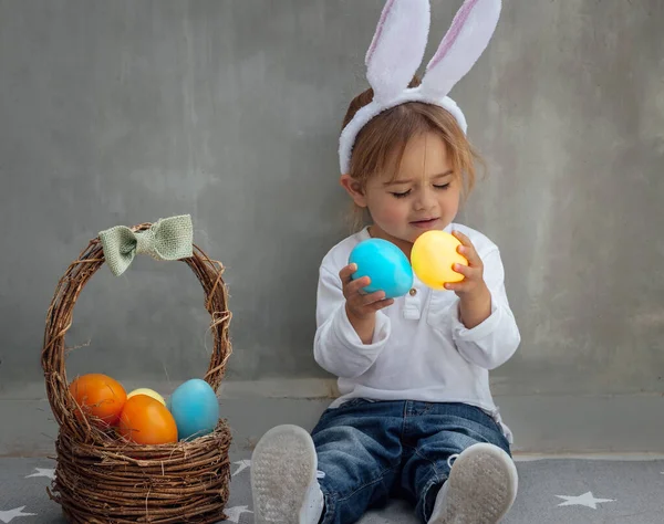 Veselý velikonoční zajíček s barevnými vejci — Stock fotografie