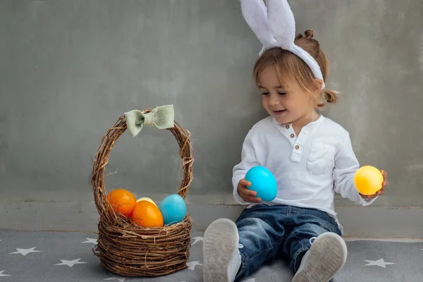 Coelhinho da Páscoa feliz com ovos coloridos — Fotografia de Stock