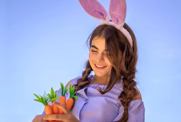Το κοριτσάκι γιορτάζει το Πάσχα — Φωτογραφία Αρχείου