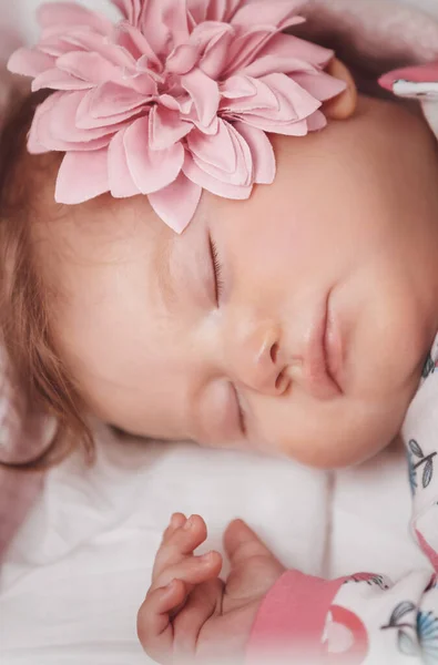 Malá holčička spí doma — Stock fotografie