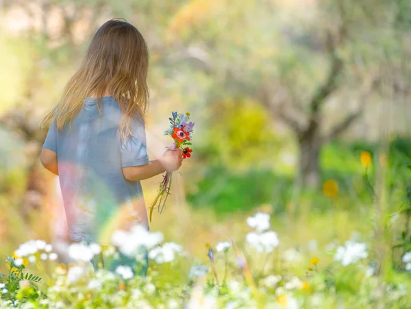 Gelukkig kind op het bloemenveld — Stockfoto