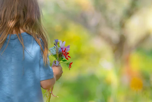 Bambino felice sul campo floreale — Foto Stock