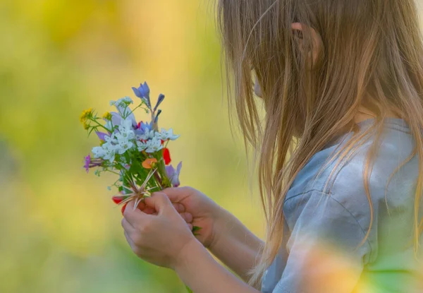 Šťastné dítě v jarní zahradě — Stock fotografie