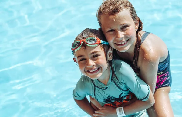 Enfants heureux dans la piscine — Photo