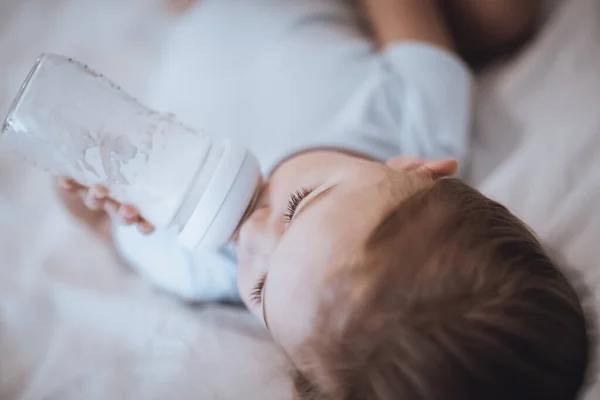 Kleine baby eten — Stockfoto