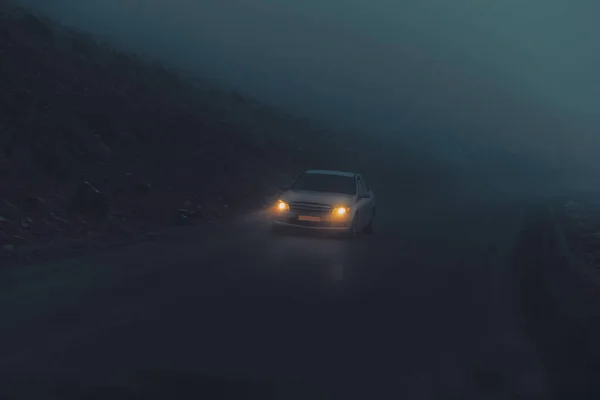 Carro na Noite Misty Road — Fotografia de Stock