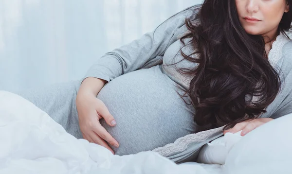 Primer Plano Retrato Una Mujer Embarazada Con Precioso Cabello Oscuro —  Fotos de Stock