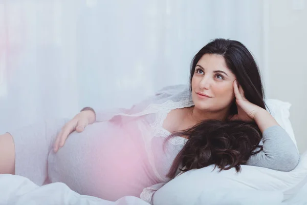 梦寐以求的怀孕妇女快乐地呆在家里 祝你怀孕愉快 家庭之爱概念 — 图库照片