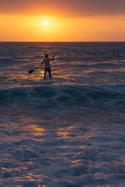 Mannen Njuter Sup Ride Sunset Aktiv Livsstil — Stockfoto