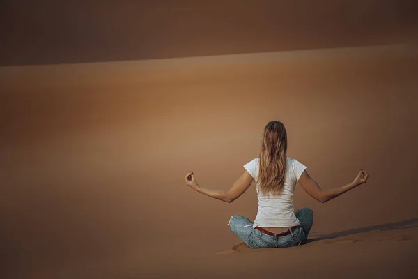 Lato Posteriore Giovani Donne Che Fanno Esercizi Yoga Nel Deserto — Foto Stock