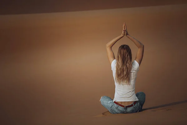 Nice Woman Doing Yoga Exercises Desert Meditation Outdoors Zen Balance — Stock Photo, Image