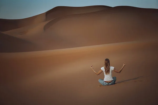 美丽的女孩在沙漠中沉思 在和平的沙地背景下做阿莎娜 异国情调的瑜伽练习 精神健康概念 — 图库照片