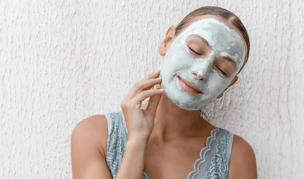 Retrato Una Hermosa Mujer Con Ojos Cerrados Placer Disfrutando Dayspa — Foto de Stock