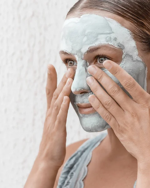 素敵な女性の肖像は 睡眠前に目に夕方にクリームマスクを適用します 完璧な肌のための青粘土を使用してください ヘルスケアの概念 — ストック写真