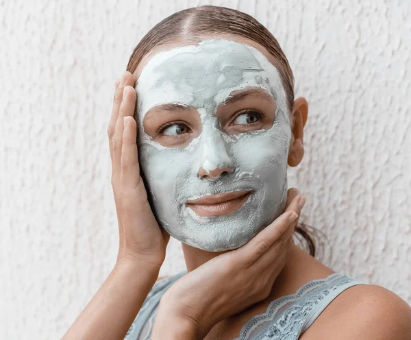 Närbild Porträtt Söt Flicka Med Grädde Mask Ansiktet Isolerad Vit — Stockfoto