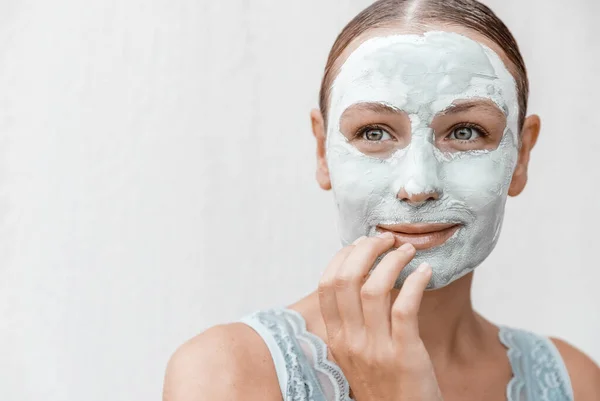 Portrét Krásné Mladé Ženy Hliněnou Maskou Izolované Bílém Pozadí Užívám — Stock fotografie