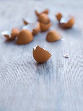 Mutfaktaki Tahta Masadaki Kırık Yumurta Kabuğunun Fotoğrafı. Atık geri dönüşümü. Çöp ayıklama. Eko Atık Konsepti.